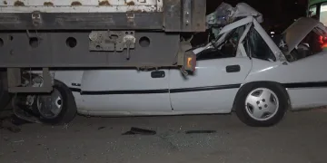 Otomobil, park halindeki tıra ok gibi saplandı