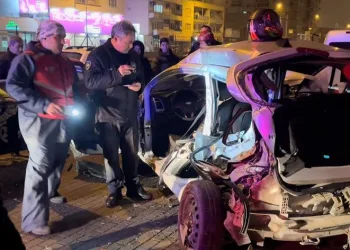 Kontrolden çıkan otomobil, park halindeki araçlara çarptı