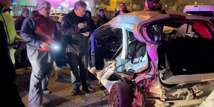 Kontrolden çıkan otomobil, park halindeki araçlara çarptı