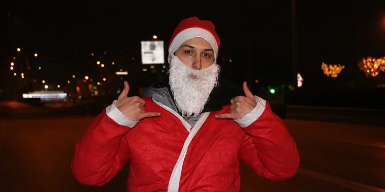 Noel Baba bacada değil anayolda