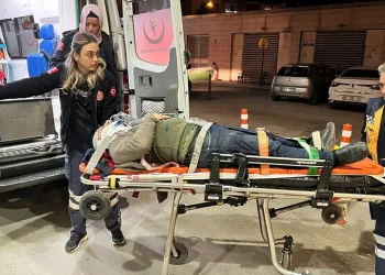 Servis minibüsü tıra çarptı: 6 yaralı