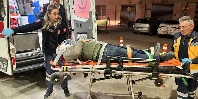 Servis minibüsü tıra çarptı: 6 yaralı