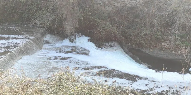 Karsak Deresi’nde şüpheli atık