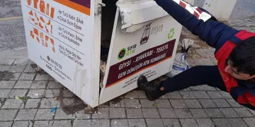 Mahsur kalan kediyi itfaiye kurtardı