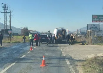 Bursa’da minibüs otomobille çarpıştı