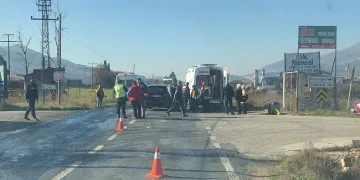 Bursa’da minibüs otomobille çarpıştı