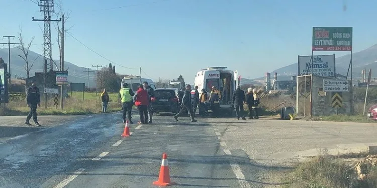 Bursa’da minibüs otomobille çarpıştı