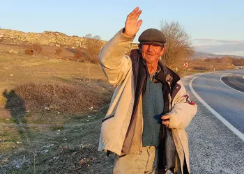 “Gelip geçenlere el sallıyorum”