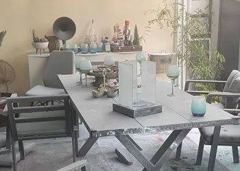 Masa üstü şöminesi patladı 4 kişi yaralandı