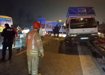 Bayrampaşa’da kamyonet ile otomobil çarpıştı