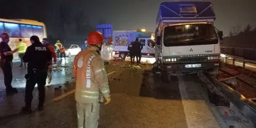 Bayrampaşa’da kamyonet ile otomobil çarpıştı