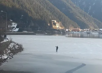 Uzungöl’ün büyük bölümü buz tuttu