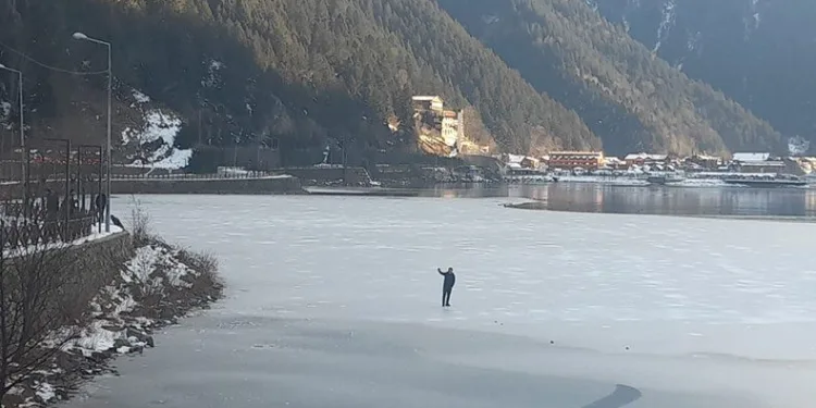Uzungöl’ün büyük bölümü buz tuttu