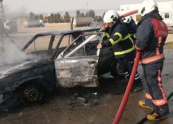 Mardin’de seyir halindeki otomobil alev alev yandı