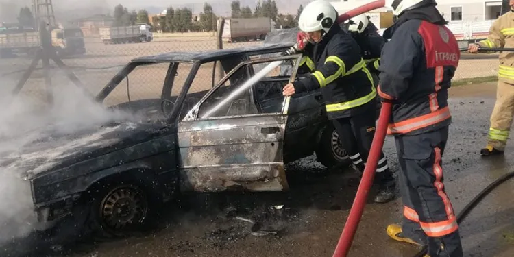 Mardin’de seyir halindeki otomobil alev alev yandı
