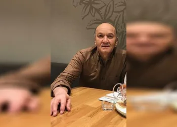 Çatıya çıkınca babasının cesedi ile karşılaştı