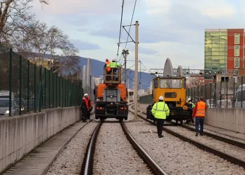 Metro hattına çatı uçtu, ekipler seferber oldu