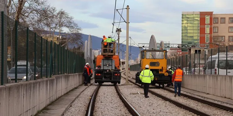 Metro hattına çatı uçtu, ekipler seferber oldu