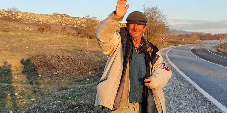 “Gelip geçenlere el sallıyorum”