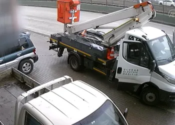 Bursa’da otomobil park halindeki araçlara çarptı