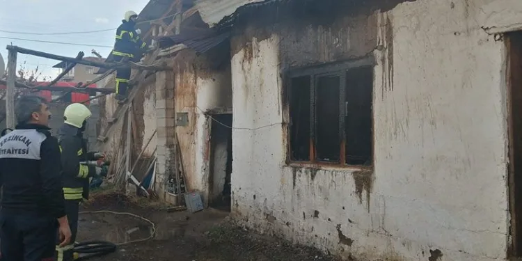 Müstakil ev yangında kullanılmaz hale geldi