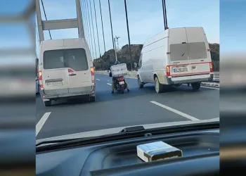 Şiddetli rüzgarda motosikletliye kalkan oldular