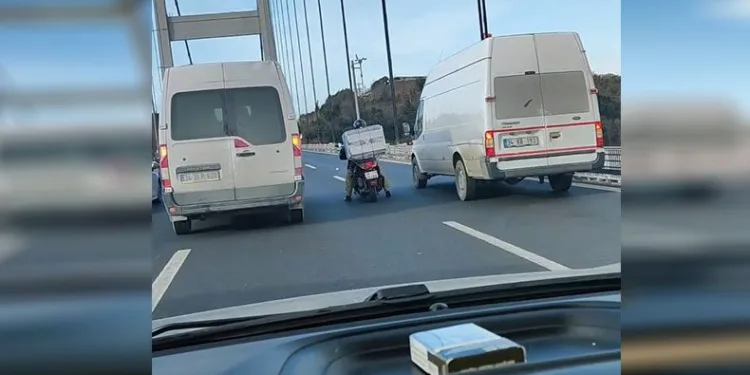 Şiddetli rüzgarda motosikletliye kalkan oldular