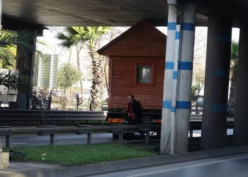 Ahşap evle köprünün altından geçmeye çalıştı