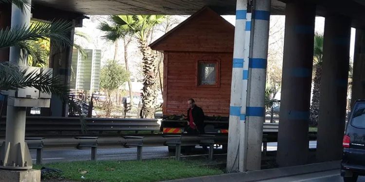 Ahşap evle köprünün altından geçmeye çalıştı
