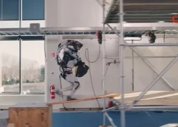 İnsansı robot hünerlerini sergiledi
