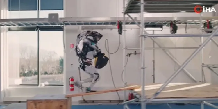 İnsansı robot hünerlerini sergiledi