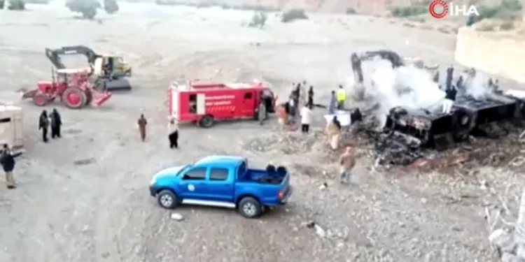 Pakistan’da yolcu otobüsü devrildi