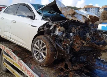 Kontrolden çıkan otomobil köprüden yere çakıldı