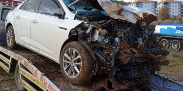 Kontrolden çıkan otomobil köprüden yere çakıldı