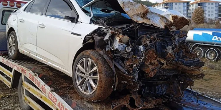 Kontrolden çıkan otomobil köprüden yere çakıldı