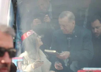 Erdoğan kitabını imzaladı, genç kız gözyaşlarına boğuldu