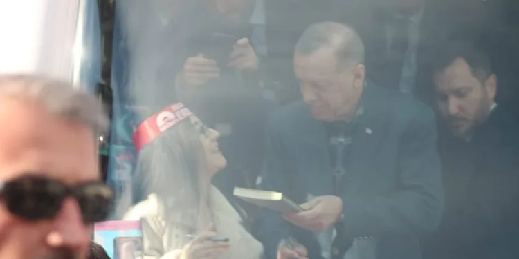 Erdoğan kitabını imzaladı, genç kız gözyaşlarına boğuldu