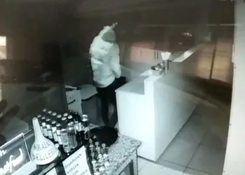 İşyerinde hırsızlık güvenlik kamerasına yansıdı