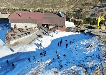 Uludağ’da suni kar yağışı başladı
