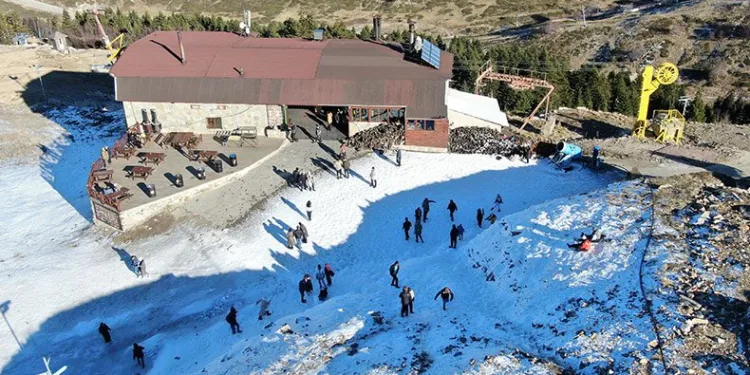 Uludağ’da suni kar yağışı başladı