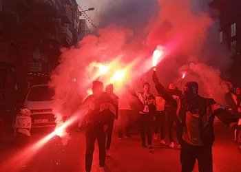 Derbi öncesi taraftar yolu kapattı