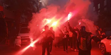 Derbi öncesi taraftar yolu kapattı