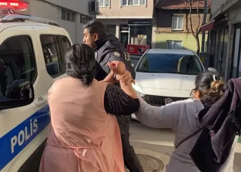 Bursa’da evini yakan kişiye komşuları saldırdı