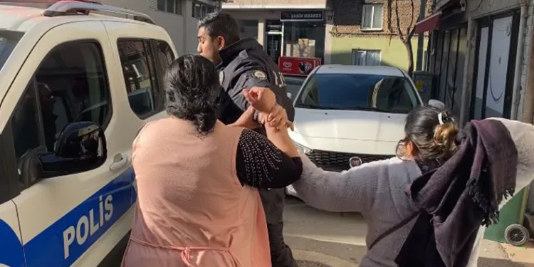 Bursa’da evini yakan kişiye komşuları saldırdı