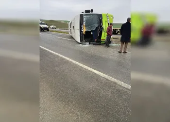 Muayeneye giden midibüs kaza yaptı