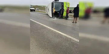 Muayeneye giden midibüs kaza yaptı