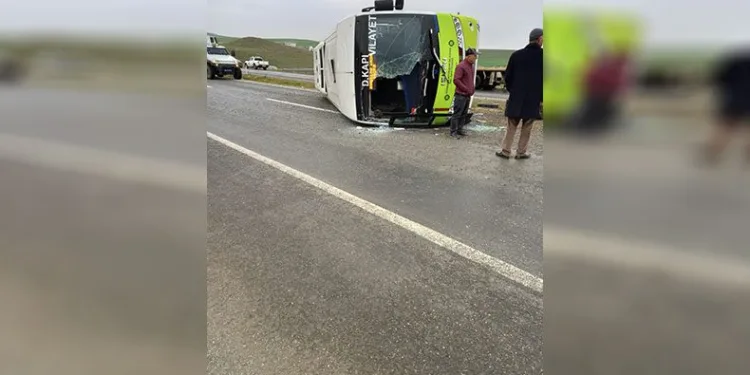 Muayeneye giden midibüs kaza yaptı