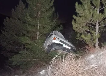 Uçuruma yuvarlanan minibüs asılı kaldı