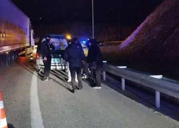 Kontrolden çıkan motosiklet bariyerlere çarptı