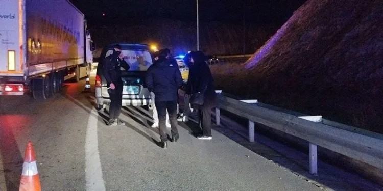 Kontrolden çıkan motosiklet bariyerlere çarptı